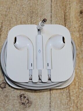 Apple EarPods with 3.5mm Headphone Plug